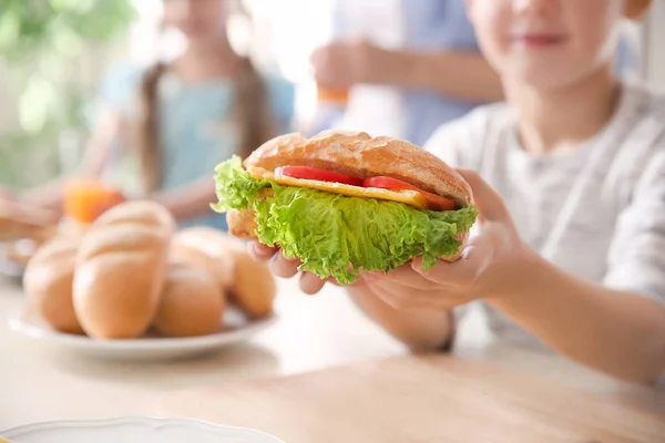 Liten Pojke Med Smörgås Köket Välsmakande Frukost Med Bröd — Stockfoto