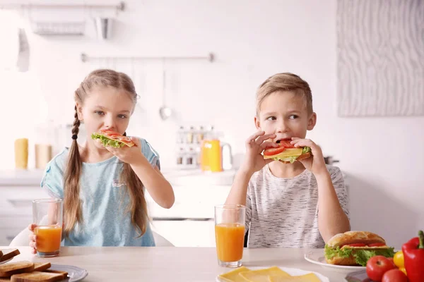 Kleine Kinder Frühstücken Mit Toasts Der Küche — Stockfoto