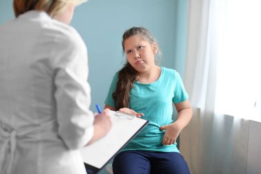 Halka kapalı yemek kız kilolu