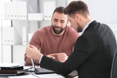Office toplantıda kadınla Danışmanlık Yöneticisi