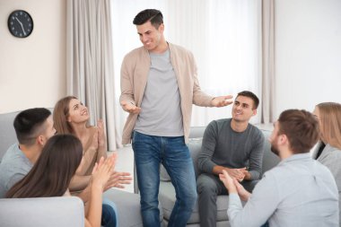 Onun hislerini grup terapisi sırasında konuşan genç adam