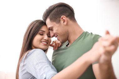 Güzel genç çift ışık arka plan üzerinde dans