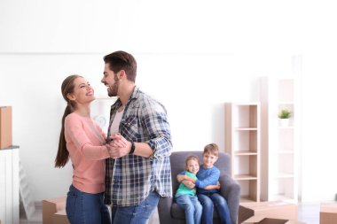 Üst düzey çift yatakta birlikte eğleniyor