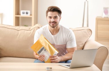 Genç adam evde parsel açma