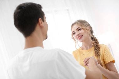 Sevimli Genç çift ışık arka plan üzerinde dans