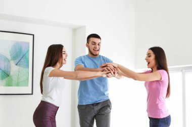 Eller birlikte kapalı koyarak gençler. Birlik kavramı