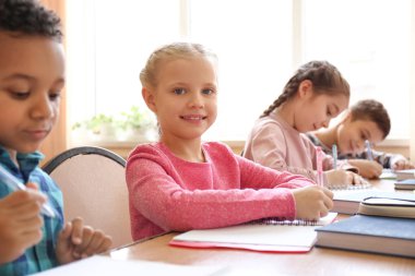 Erkek öğretmen kıza okulda sınıfta ödevlerini ile yardım