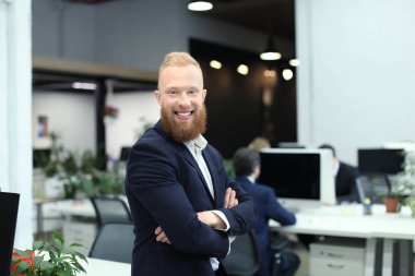 Modern ofis genç adam. Küçük işletme sahibi