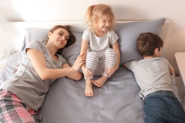 Uyuyan kızı evde yatakta öpüşme anne. Aile yatmadan
