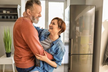 Öfkeli patron ofiste çalışanların çığlık megafon ile