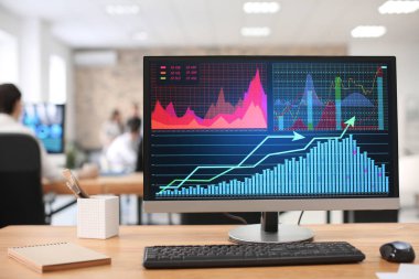 Hisse senedi verileri Office ile bilgisayar ekranı. Finans ticaret