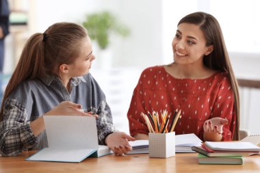Sınıf ödev dizüstü bilgisayar ile erkek öğrenci