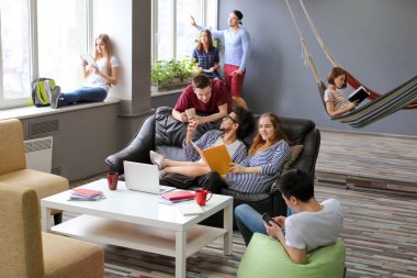 Birlikte Kampüs binada oturan öğrenciler