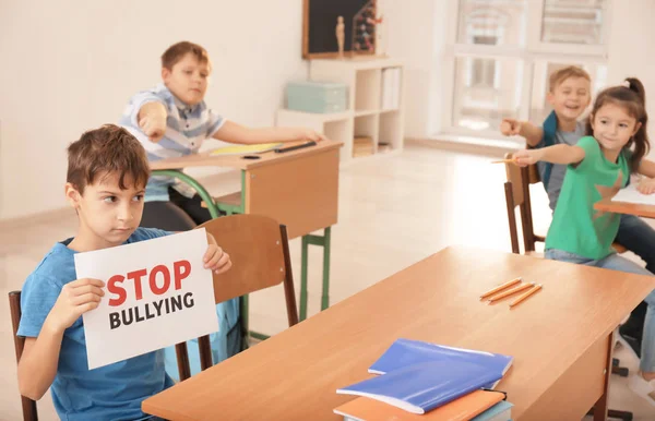 Pequeño Niño Cerca Pizarra Con Palabras Stop Bullying Interior —  Fotos de Stock