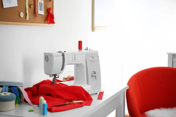 Machine Coudre Avec Tissu Sur Table Dans Atelier Tailleur — Photo