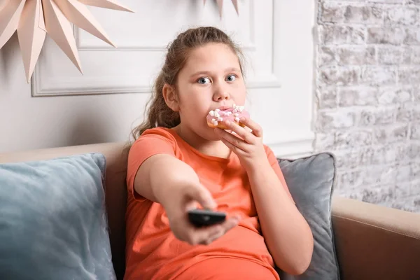 Menina Com Excesso Peso Comer Donut Dentro Casa — Fotografia de Stock