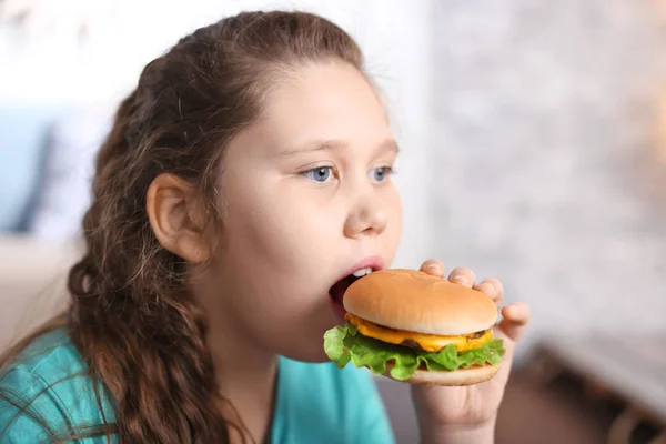 Overgewicht Meisje Eten Donut Binnenshuis — Stockfoto