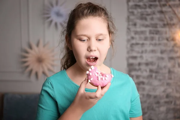 Overweight Girl Eating Doughnut Indoors — Stock Photo, Image