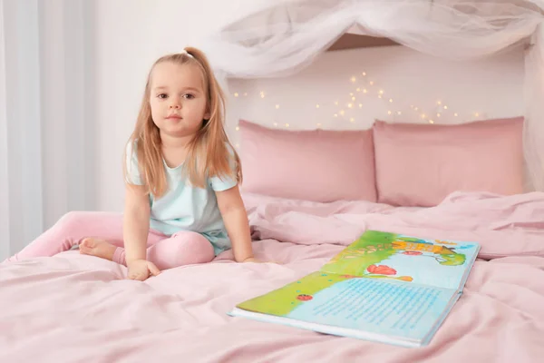 Menina Bonito Dormindo Cama Casa Close — Fotografia de Stock