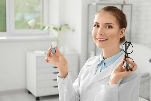 Arzt Hält Plastikbehälter Mit Kontaktlinsen Und Brille Klinik — Stockfoto