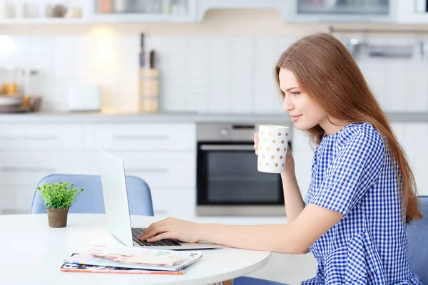 Junge Frau Benutzt Laptop Haus — Stockfoto