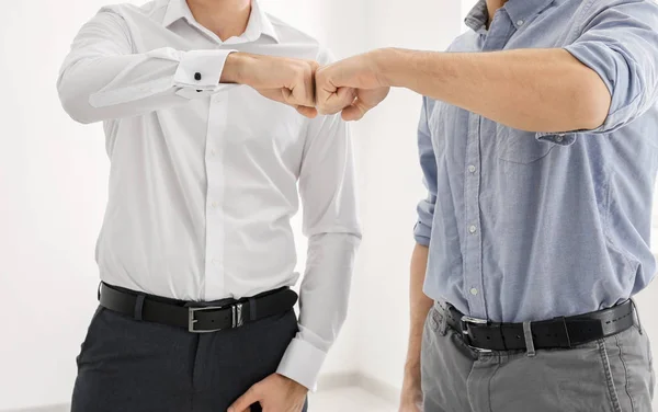 Mensen Zetten Vuisten Samen Binnenshuis Eenheid Concept — Stockfoto