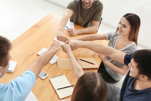 Gente Juntando Puños Adentro Concepto Unidad — Foto de Stock