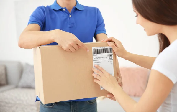 Mann Hängte Unterschrift Nachdem Paket Von Kurier Haus Erhalten Hatte — Stockfoto