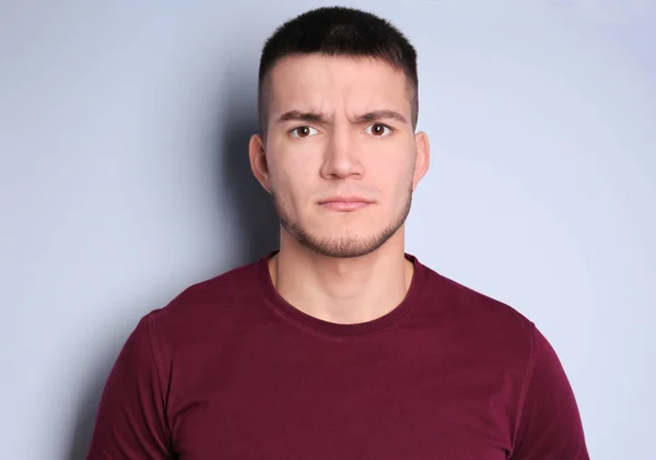 Emotionaler Junger Mann Mit Gefärbten Augenbrauen Auf Hellem Hintergrund — Stockfoto