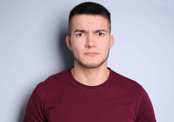 Joven Emocional Con Cejas Teñidas Sobre Fondo Claro — Foto de Stock