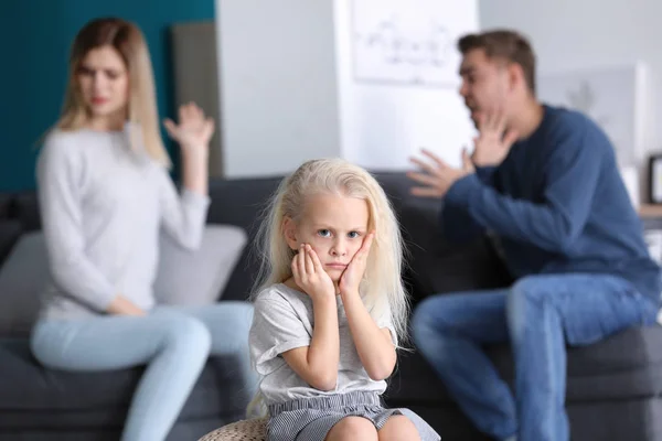 Familia Feliz Viendo Televisión Casa — Foto de Stock