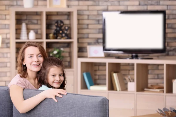 Evde Televizyon Izleyen Mutlu Bir Aile — Stok fotoğraf
