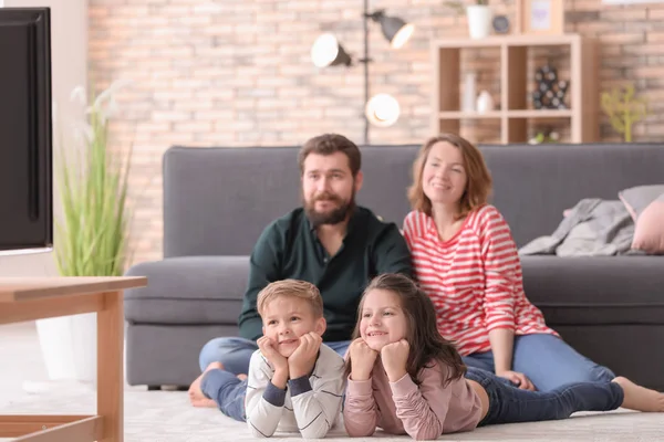 Szczęśliwa Rodzina Ogląda Telewizję Domu — Zdjęcie stockowe