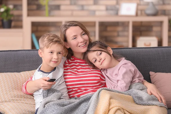 Ibu Dengan Anak Anak Menonton Sambil Duduk Sofa Rumah — Stok Foto