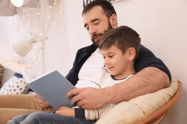 Anak Kecil Yang Lucu Dan Ayahnya Membaca Buku Rumah — Stok Foto