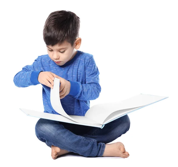 Симпатичный Маленький Мальчик Читает Книгу Белом Фоне — стоковое фото