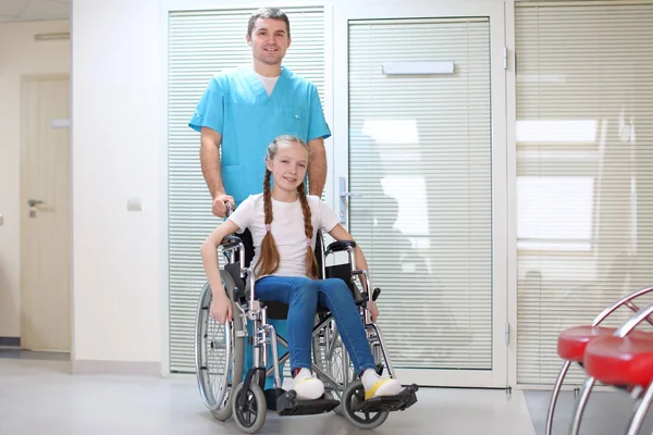 Médico Masculino Cuidando Menina Cadeira Rodas Dentro Casa — Fotografia de Stock