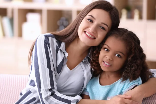 Junge Frau Mit Wenig Afrikanisch Amerikanischem Mädchen Haus Adoption Von — Stockfoto