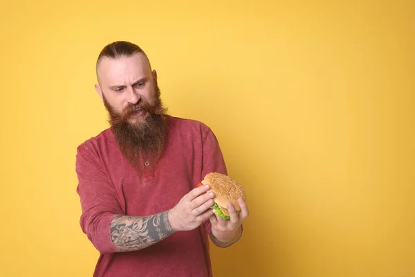 Emotionaler Bärtiger Mann Mit Leckerem Burger Vor Farbigem Hintergrund — Stockfoto