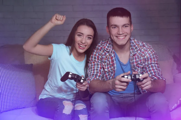 Emotionele Paar Zittend Bank Afspelen Van Video Game Thuis — Stockfoto