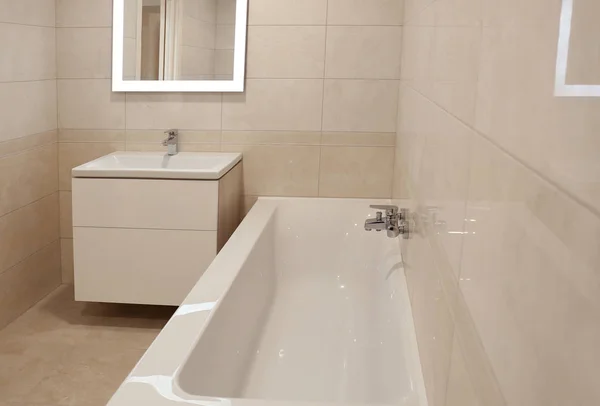 Interieur Van Moderne Badkamer Met Prachtige Spiegel — Stockfoto
