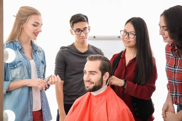 Profesjonalny Salon Fryzjerski Stażystów Praca Klientem Salonie Pojęcie Nauki Zawodu — Zdjęcie stockowe