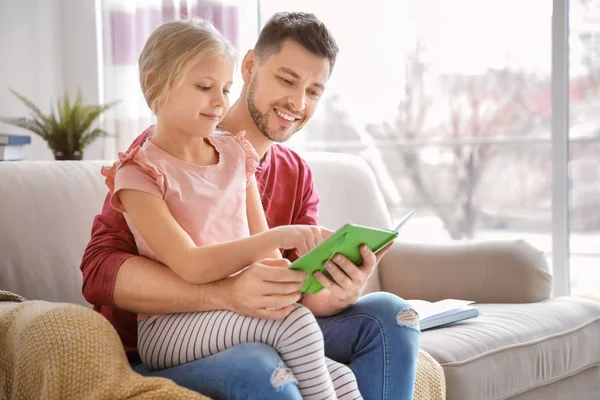 Menina Com Pai Fazendo Lição Casa Casa — Fotografia de Stock