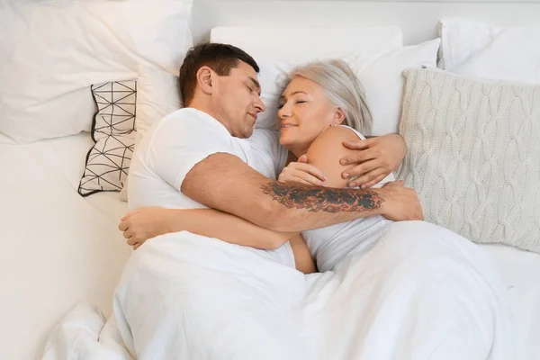 Silueta Pareja Cama Por Noche — Foto de Stock