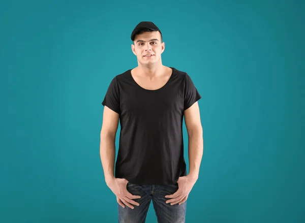 Hombre Joven Elegante Camiseta Gorra Sobre Fondo Color Burla Para — Foto de Stock