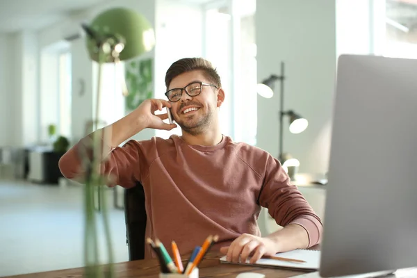 Junger Mann Arbeitet Büro — Stockfoto