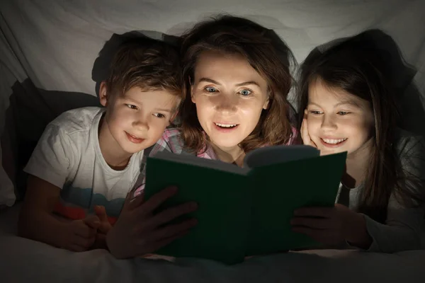 Niños Despertando Sus Padres Dormitorio — Foto de Stock