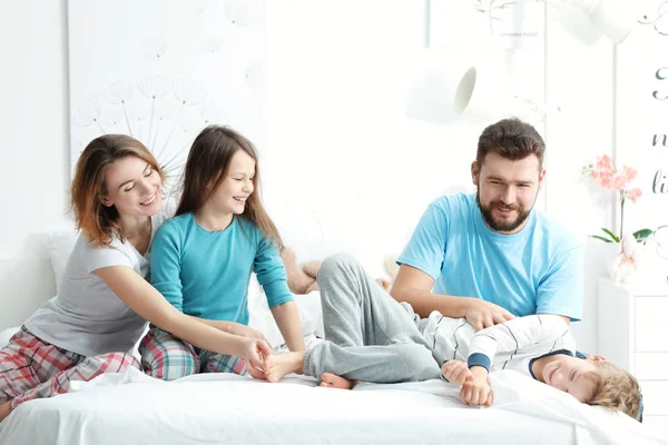 Dzieci Budzi Się Ich Rodzice Sypialni — Zdjęcie stockowe