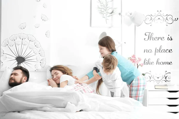 Çocuklar Ebeveynlerinin Odasında Uyanma — Stok fotoğraf