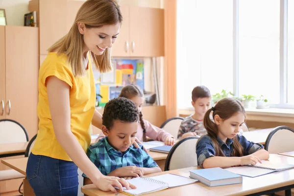 Professeur Masculin Aidant Fille Avec Ses Devoirs Dans Salle Classe — Photo